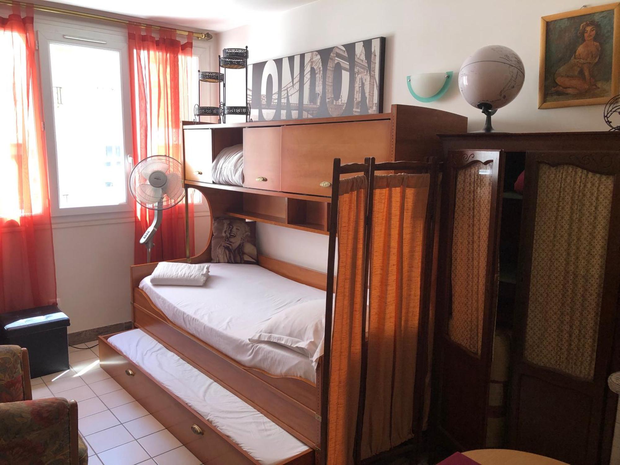 Studio Pigalle De 25 M2 - 2 Lits Simples Type Gigogne Pour 2 Personnes - Coeur Touristique De Paris - 2 Minutes De La Station Metro Pigalle ,Petit Train Vers La Butte Montmartre-Cabarets Moulin Rouge,Chez Michou-Restaurants Bouillon Pigalle,Berliner Dış mekan fotoğraf