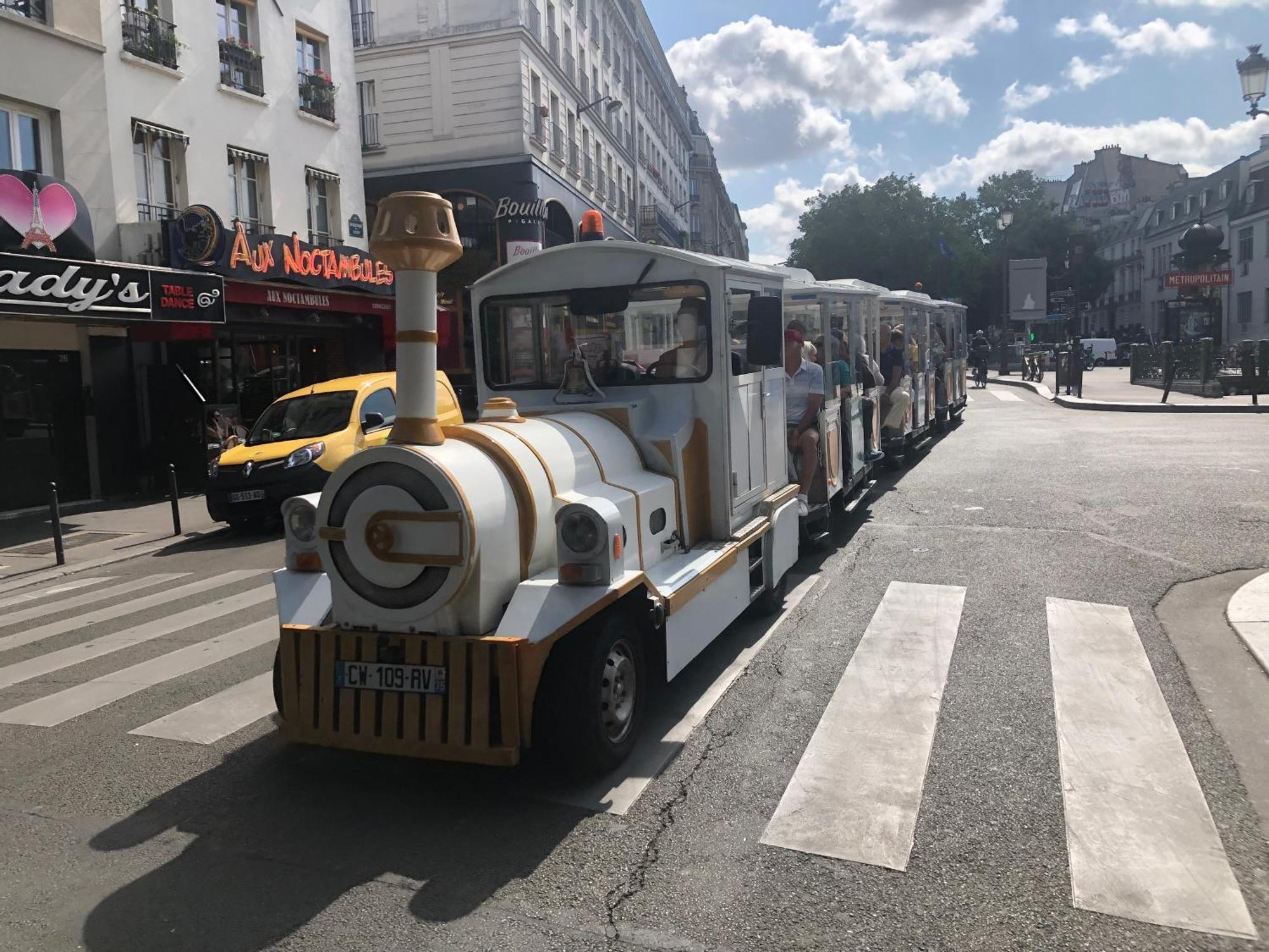 Studio Pigalle De 25 M2 - 2 Lits Simples Type Gigogne Pour 2 Personnes - Coeur Touristique De Paris - 2 Minutes De La Station Metro Pigalle ,Petit Train Vers La Butte Montmartre-Cabarets Moulin Rouge,Chez Michou-Restaurants Bouillon Pigalle,Berliner Dış mekan fotoğraf