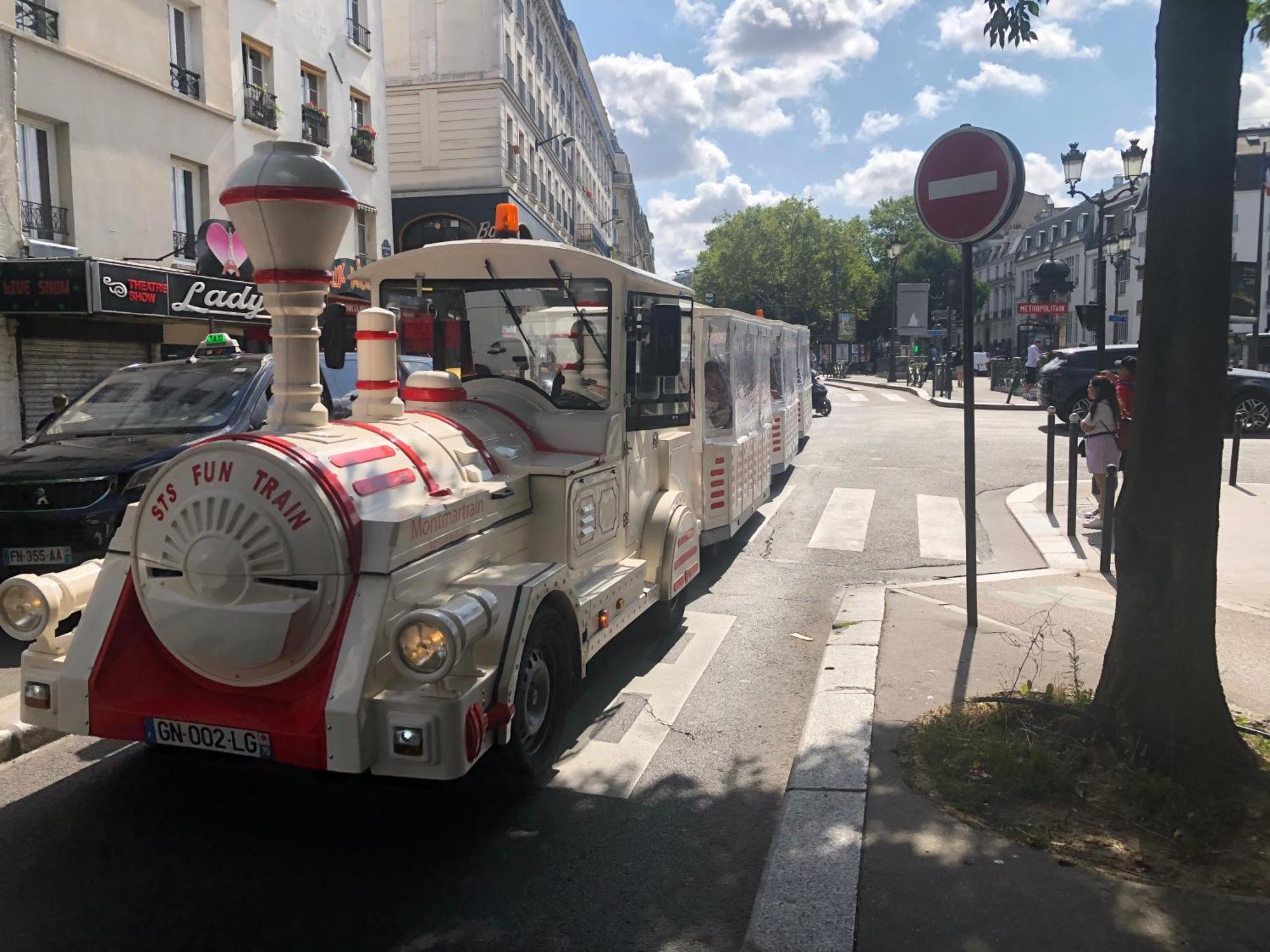 Studio Pigalle De 25 M2 - 2 Lits Simples Type Gigogne Pour 2 Personnes - Coeur Touristique De Paris - 2 Minutes De La Station Metro Pigalle ,Petit Train Vers La Butte Montmartre-Cabarets Moulin Rouge,Chez Michou-Restaurants Bouillon Pigalle,Berliner Dış mekan fotoğraf