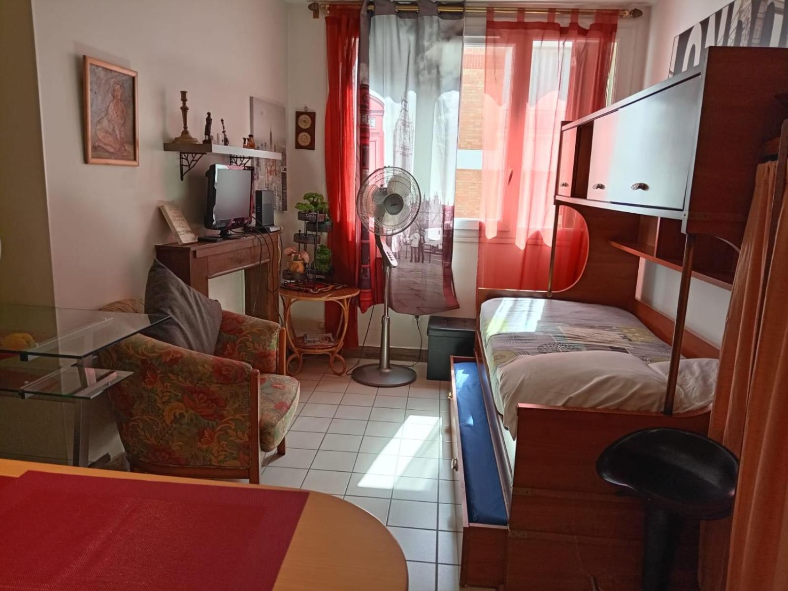 Studio Pigalle De 25 M2 - 2 Lits Simples Type Gigogne Pour 2 Personnes - Coeur Touristique De Paris - 2 Minutes De La Station Metro Pigalle ,Petit Train Vers La Butte Montmartre-Cabarets Moulin Rouge,Chez Michou-Restaurants Bouillon Pigalle,Berliner Dış mekan fotoğraf